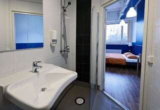 Хостелы CheapSleep Hostel Helsinki Хельсинки Двухместный номер с 1 кроватью и собственной ванной комнатой-3