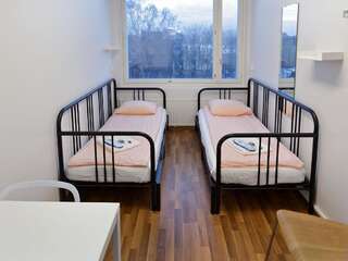 Хостелы CheapSleep Hostel Helsinki Хельсинки Двухместный номер с 2 отдельными кроватями и общей ванной комнатой-1